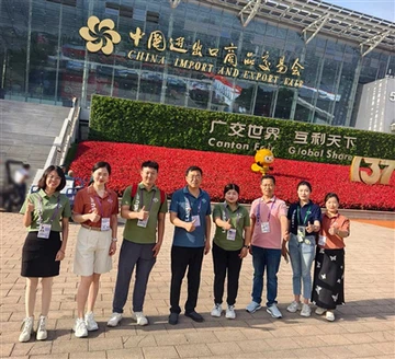 Lansu dráttarvélar vá kaupendur á Canton Fair opnun